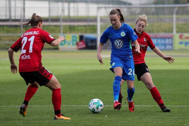 v.li.: Klara Bühl (Klara Buehl, Freiburg, 21), Caroline Graham Hansen (Wolfsburg, 26), Carolin Simon (Freiburg, 30), Zweikampf, Duell, duel, tackle, tackling, Dynamik, Action, Aktion, Fussball, Allianz Frauen-Bundesliga, SC Freiburg - VfL Wolfsburg,