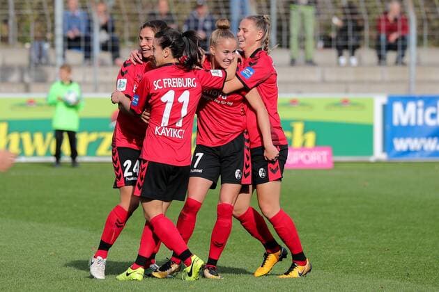 v.li.: Anja Maike Hegenauer (Freiburg, 24), Hasret Kayikci (Freiburg, 11), Torschützin Giulia Gwinn (Freiburg, 7), Klara Bühl (Klara Buehl, Freiburg, 21), jubeln über das Tor zum 1:0, Jubel, Torjubel, Torerfolg, celebrate the goal, goal, celebration, Jubel ueber das Tor, optimistisch, Action, Aktion, Fussball, Allianz Frauen-Bundesliga, SC Freiburg - VfL Wolfsburg,