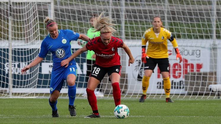 v.li.: Alexandra Popp (Alex Popp, Wolfsburg, 11), Sarah Puntigam (Freiburg, 18), Laura Benkarth (Torwart, Freiburg, 1), Zweikampf, Duell, duel, tackle, tackling, Dynamik, Action, Aktion, Fussball, Allianz Frauen-Bundesliga, SC Freiburg - VfL Wolfsburg,