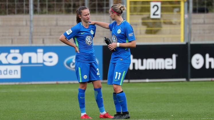 v.li.: Caroline Graham Hansen (Wolfsburg, 26) muss von Alexandra Popp (Alex Popp, Wolfsburg, 11) getröstet werden, enttäuscht über die Niederlage, Enttäuschung nach dem Schlusspfiff, Verlierer, verloren, Frustration, disappointed, pessimistisch, Fussball, Allianz Frauen-Bundesliga, SC Freiburg - VfL Wolfsburg,