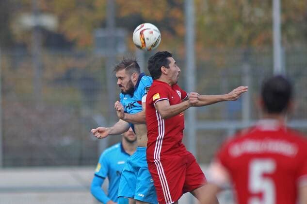 04.11.2017, xilx, Fussball Hessenliga, Rot-Weiss Frankfurt - SC Hessen Dreieich, emspor v.l. Niko Opper Kapitaen (SC Hessen Dreieich), Paul Preffer (Rot-Weiss Walldorf) Frankfurt am Main