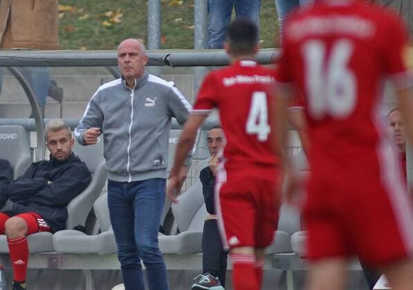 Mario Basler Trainer (Rot-Weiss Frankfurt)04.11.2017, xilx, Fussball Hessenliga, Rot-Weiss Frankfurt - SC Hessen Dreieich, emspor v.l. Frankfurt am Main
