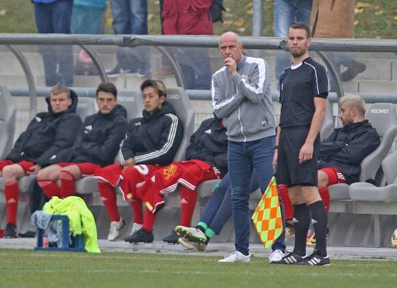 04.11.2017, xilx, Fussball Hessenliga, Rot-Weiss Frankfurt - SC Hessen Dreieich, emspor v.l. Mario Basler Trainer (Rot-Weiss Frankfurt) Frankfurt am Main
