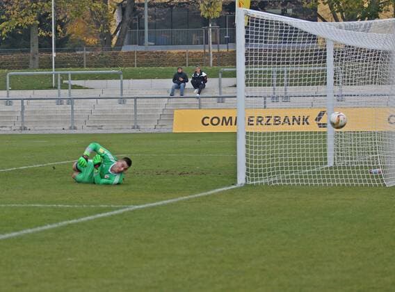 04.11.2017, xilx, Fussball Hessenliga, Rot-Weiss Frankfurt - SC Hessen Dreieich, emspor v.l. Frankfurt am Main