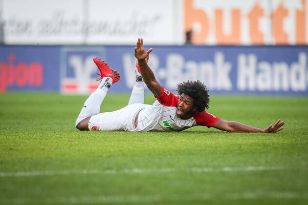 Francisco da Silva Caiuby 30 (FC Augsburg) reklamiert ein Foul, FC Augsburg vs. Bayer 04 Leverkusen, 1.Bundesliga, 04.11.2017 Augsburg Bayern Deutschland *** Francisco da Silva Caiuby 30 FC Augsburg reclaims a foul FC Augsburg vs Bayer 04 Leverkusen 1 Bundesliga 04 11 2017 Augsburg Bayern Germany Copyright: xkolbert-press AlexanderxFreieslebenx