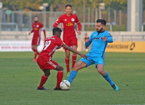 04.11.2017, xilx, Fussball Hessenliga, Rot-Weiss Frankfurt - SC Hessen Dreieich, emspor v.l. Henok Teklab (Rot-Weiss Frankfurt), Abasin Alikhil (SC Hessen Dreieich) Frankfurt am Main