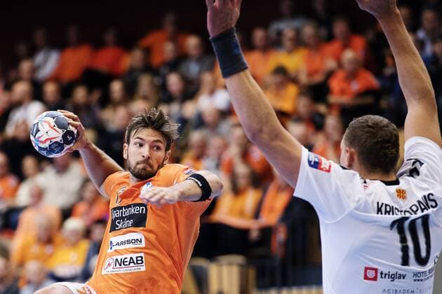 171104 Kristianstads Helge Freiman skjuter under handbollsmatchen i Champions League mellan Kristianstad och Vardar den 4 november 2017 i Kristianstad .  Copyright: PETTERxARVIDSON BB171104PA001