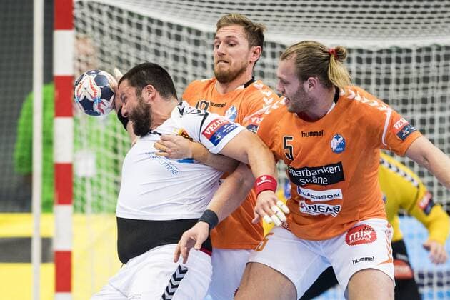 171104 Kristianstads Albin Lagergren och Arnar Freyr Arnarsson försvarar mot Vardars Stojanche Stoilov under handbollsmatchen i Champions League mellan Kristianstad och Vardar den 4 november 2017 i Kristianstad .  Copyright: PETTERxARVIDSON BB171104PA021