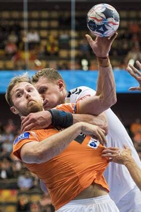 171104 Kristianstads Albin Lagergren i kamp med Vardars Dainis Kristopans under handbollsmatchen i Champions League mellan Kristianstad och Vardar den 4 november 2017 i Kristianstad .  Copyright: PETTERxARVIDSON BB171104PA022