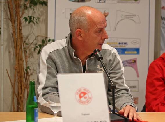04.11.2017, xilx, Fussball Hessenliga, Rot-Weiss Frankfurt - SC Hessen Dreieich, emspor v.l. Mario Basler Trainer (Rot-Weiss Frankfurt) Pressekonferenz Frankfurt am Main