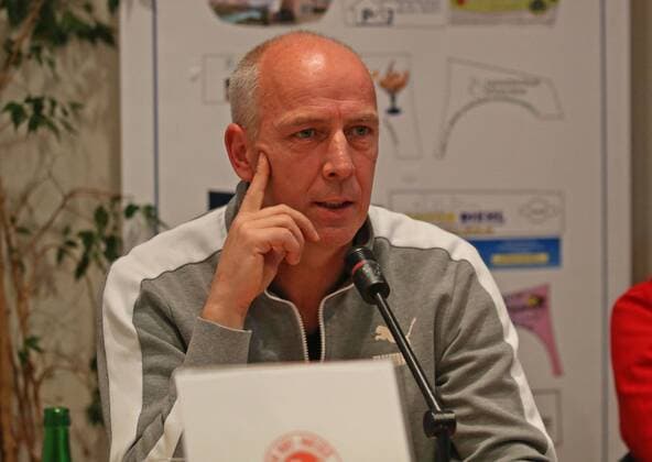 Bilder des Tages - SPORT 04.11.2017, xilx, Fussball Hessenliga, Rot-Weiss Frankfurt - SC Hessen Dreieich, emspor v.l. Mario Basler Trainer (Rot-Weiss Frankfurt) Pressekonferenz grinst ein bisschen Frankfurt am Main