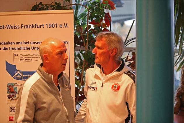 04.11.2017, xilx, Fussball Hessenliga, Rot-Weiss Frankfurt - SC Hessen Dreieich, emspor v.l. Mario Basler Trainer (Rot-Weiss Frankfurt), Rudi Bommer Trainer (SC Hessen Dreieich) Frankfurt am Main