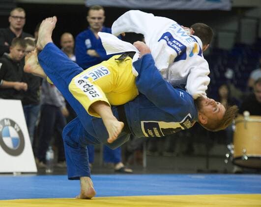Deutsche Judo Bundesliga, Finale (04.11.2017). Finale Hamburger JT - KSV Esslingen Dominic Ressel (re Hamburg) mit einem Ippon gegen Felix Kurz (oben Esslingen). Leipzig Sachsen Deutschland *** German Judo Bundesliga Final 04 11 2017 Final Hamburger JT KSV Esslingen Dominic Ressel re Hamburg with an Ippon against Felix Kurz above Esslingen Leipzig Saxony Germany