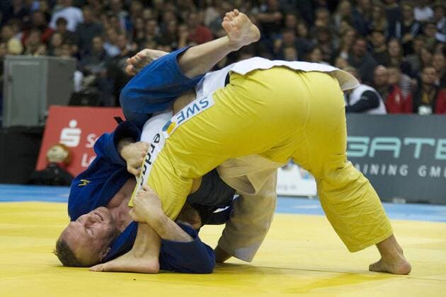Deutsche Judo Bundesliga, Finale (04.11.2017). Finale Hamburger JT - KSV Esslingen Kampf zwischen Dimitri Peters (Hamburg li.) und Sven Heinle (Esslingen re.). Leipzig Sachsen Deutschland *** German Judo Bundesliga Final 04 11 2017 Final Hamburg JT KSV Esslingen fight between Dimitri Peters Hamburg li and Sven Heinle Esslingen re Leipzig Saxony Germany