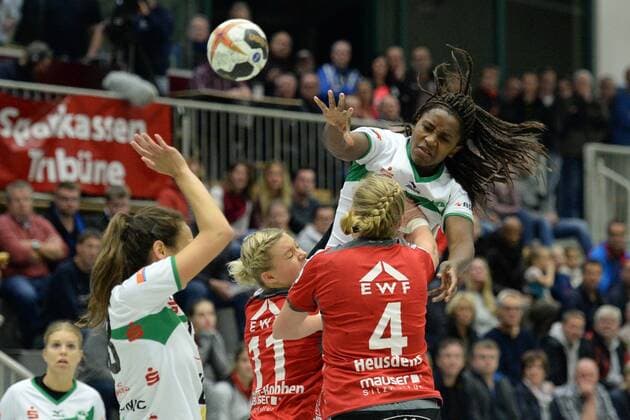 Prudence Georgette Kinlend (Frisch Auf Goeppingen) beim Wurf; Miranda Schmidt-Robben (HSG Bad Wildungen Vipers) (L), Sabine Heusdens (HSG Bad Wildungen Vipers) (NR 4) -- Handball --- DHB-Pokal 3. Runde, Frauen --- HSG Bad Wildungen Vipers vs Frisch Auf! Goeppingen --- 04.11.2017, Bad Wildungen Copyright: xEibner-Pressefoto RolandxSippelx EP_RSL
