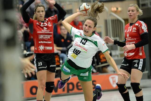 Iris Guberinic (Frisch Auf Goeppingen) beim Wurf; Laura Nicoleta Vasilescu (HSG Bad Wildungen Vipers) (L), Miranda Schmidt-Robben (HSG Bad Wildungen Vipers) (R) -- Handball --- DHB-Pokal 3. Runde, Frauen --- HSG Bad Wildungen Vipers vs Frisch Auf! Goeppingen --- 04.11.2017, Bad Wildungen Copyright: xEibner-Pressefoto RolandxSippelx EP_RSL