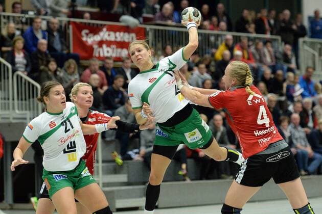 Michaela Hrbkova (Frisch Auf Goeppingen) beim Wurf; Sabine Heusdens (HSG Bad Wildungen Vipers) (R), Petra Adamkova (Frisch Auf Goeppingen) (L), Miranda Schmidt-Robben (HSG Bad Wildungen Vipers) (L, hinten) -- Handball --- DHB-Pokal 3. Runde, Frauen --- HSG Bad Wildungen Vipers vs Frisch Auf! Goeppingen --- 04.11.2017, Bad Wildungen Copyright: xEibner-Pressefoto RolandxSippelx EP_RSL