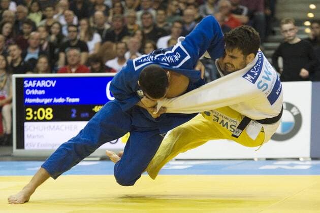 Deutsche Judo Bundesliga, Finale (04.11.2017). Finale Hamburger JT - KSV Esslingen Orkhan Safarov (Hamburg li.) mit einem Sieg gegen Martin Schumacher (Esslingen re.). Leipzig Sachsen Deutschland *** German Judo Bundesliga Final 04 11 2017 Final Hamburg JT KSV Esslingen Orkhan Safarov Hamburg left with a win against Martin Schumacher Esslingen re Leipzig Saxony Germany