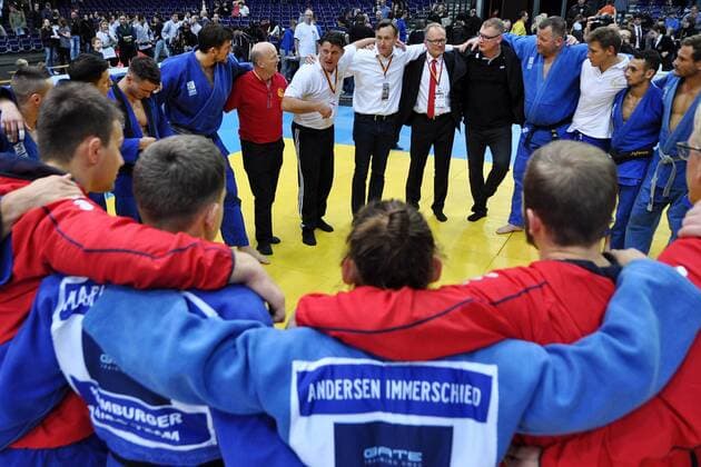 Deutsche Judo Bundesliga, Finale (04.11.2017). Finale Hamburger JT - KSV Esslingen Das Hamburger Judoteam feiert den Deutschen Meistertitel die Meisterschaft. Leipzig Sachsen Deutschland *** German Judo Bundesliga Final 04 11 2017 Final Hamburger JT KSV Esslingen The Hamburg judo team celebrates the German championship title of the championship Leipzig Saxony Germany