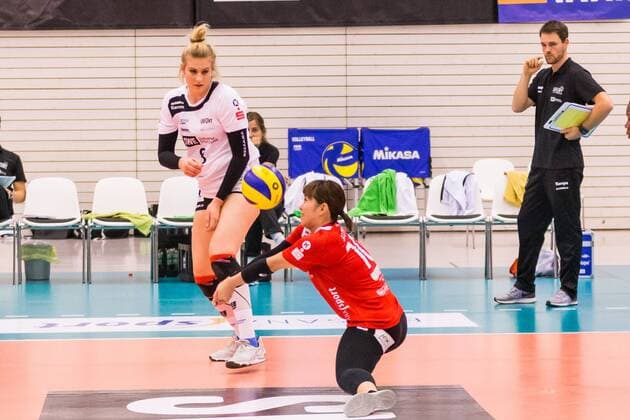 An Saita (Schwarz-Weiß Erfurt, 10, Libero) bei der Ballannahme, Volleyball, 1. Bundesliga Frauen, Schwarz-Weiß Erfurt - Rote Raben Vilsbiburg,