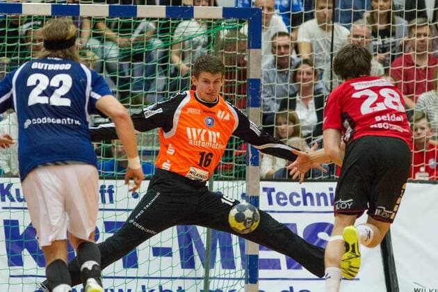 Bjoergvin Pall Gustavsson ( 1, TW, Bergischer HC) pariert Siebenmeter von Lasse Seidel ( 28, HSG Nordhorn-Lingen) Bergischer HC vs. HSG Nordhorn-Lingen, Handball, 2. Bundesliga, 04.11.17 Solingen NRW Deutschland Klingenhalle