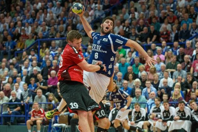 Leos Petrovsky ( 6, Bergischer HC) beim Wurf gegen Luca de Boer ( 19, HSG Nordhorn-Lingen) Bergischer HC vs. HSG Nordhorn-Lingen, Handball, 2. Bundesliga, 04.11.17 Solingen NRW Deutschland Klingenhalle