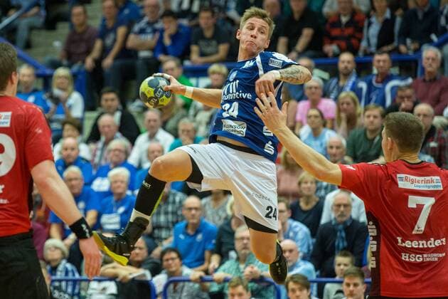 Linus Arnesson ( 24, Bergischer HC) beim Wurf gegen Toon Leenders ( 7, HSG Nordhorn-Lingen) Bergischer HC vs. HSG Nordhorn-Lingen, Handball, 2. Bundesliga, 04.11.17 Solingen NRW Deutschland Klingenhalle