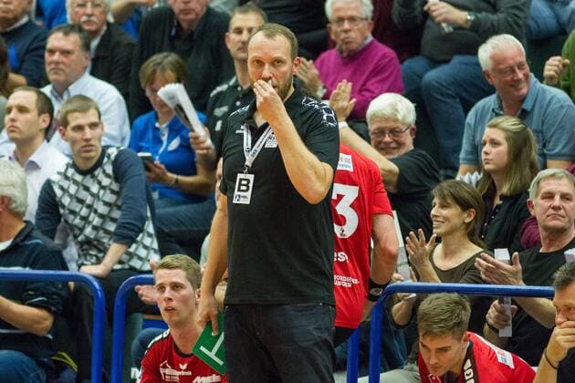 Heiner Bültmann (Trainer, Coach, HSG Nordhorn-Lingen) nachdenklich an der Seitenlinie Bergischer HC vs. HSG Nordhorn-Lingen, Handball, 2. Bundesliga, 04.11.17 Solingen NRW Deutschland Klingenhalle