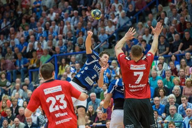 Maximilian Leon Bettin ( 2, Bergischer HC) beim Wurf, vorne Jens Wiese ( 23, HSG Nordhorn-Lingen) und Toon Leenders ( 7, HSG Nordhorn-Lingen) Bergischer HC vs. HSG Nordhorn-Lingen, Handball, 2. Bundesliga, 04.11.17 Solingen NRW Deutschland Klingenhalle