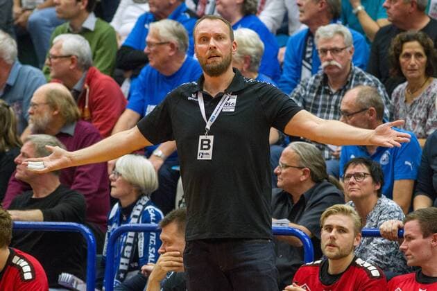 Heiner Bültmann (Trainer, Coach, HSG Nordhorn-Lingen) ratlos fragend an der Seitenlinie Bergischer HC vs. HSG Nordhorn-Lingen, Handball, 2. Bundesliga, 04.11.17 Solingen NRW Deutschland Klingenhalle
