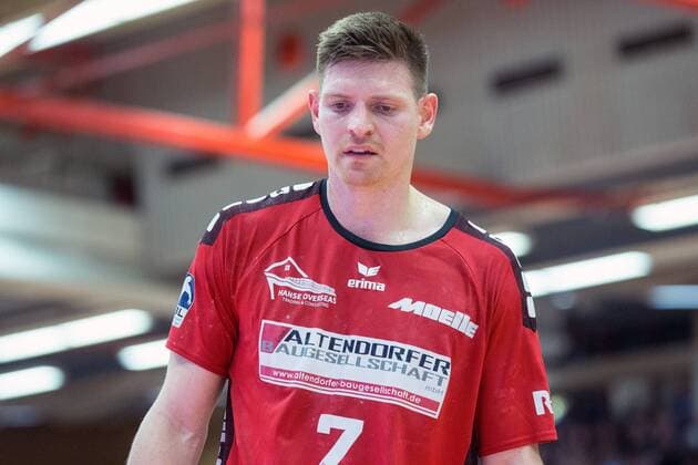 Toon Leenders ( 7, HSG Nordhorn-Lingen) muss nach seinem Foulspiel gegen Maciej Majdzinski ( 14, Bergischer HC) (nicht im Bild) vom Spielfeld Bergischer HC vs. HSG Nordhorn-Lingen, Handball, 2. Bundesliga, 04.11.17 Solingen NRW Deutschland Klingenhalle