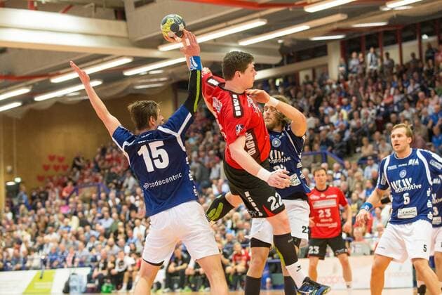 Milan Kotrc ( 15, Bergischer HC) und Fabian Gutbrod ( 22, Bergischer HC) stoppen Philipp Vorlicek ( 22, HSG Nordhorn-Lingen) beim Wurf Bergischer HC vs. HSG Nordhorn-Lingen, Handball, 2. Bundesliga, 04.11.17 Solingen NRW Deutschland Klingenhalle