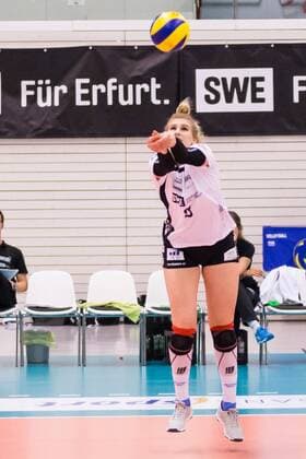 Annalena Grätz (Schwarz-Weiß Erfurt, 8) bei der Ballannahme, Volleyball, 1. Bundesliga Frauen, Schwarz-Weiß Erfurt - Rote Raben Vilsbiburg,