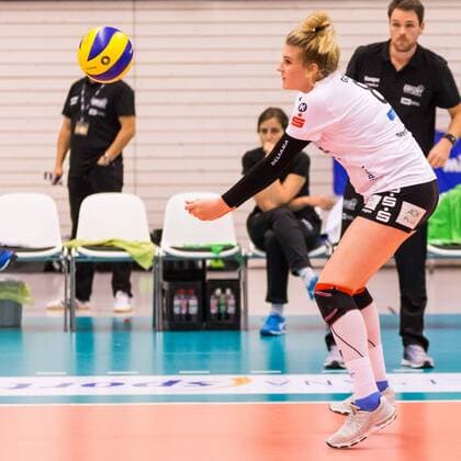 Annalena Grätz (Schwarz-Weiß Erfurt, 8) bei der Ballannahme, Volleyball, 1. Bundesliga Frauen, Schwarz-Weiß Erfurt - Rote Raben Vilsbiburg,