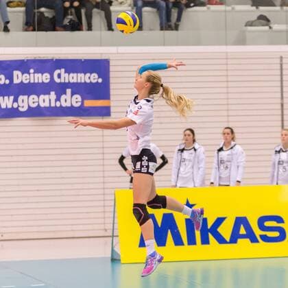 Michaela Wessely (Schwarz-Weiß Erfurt, 11) bei der Angabe, Volleyball, 1. Bundesliga Frauen, Schwarz-Weiß Erfurt - Rote Raben Vilsbiburg,