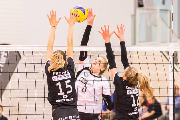 Annalena Grätz (Schwarz-Weiß Erfurt, 8) beim Angriff gegen den Block von Jennifer Pettke (Rote Raben Vilsbiburg, 15) und Clarisa Sagardia (Rote Raben Vilsbiburg, 12), Volleyball, 1. Bundesliga Frauen, Schwarz-Weiß Erfurt - Rote Raben Vilsbiburg,