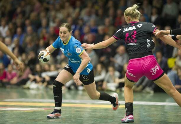 Buxtehuder SV vs TuS Metzingen, Handball, DHB-Pokal, 04.11.17 Lisa Prior (Nr. 36, Buxtehuder SV) gegen Shenia Minevskaja (Nr. 13, TuS Metzingen); Buxtehuder SV vs TuS Metzingen