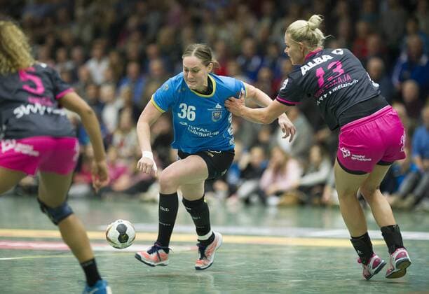 Buxtehuder SV vs TuS Metzingen, Handball, DHB-Pokal, 04.11.17 Lisa Prior (Nr. 36, Buxtehuder SV) gegen Shenia Minevskaja (Nr. 13, TuS Metzingen); Buxtehuder SV vs TuS Metzingen