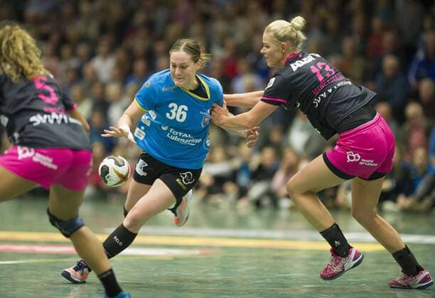 Themen der Woche - SPORT Bilder des Tages - SPORT Buxtehuder SV vs TuS Metzingen, Handball, DHB-Pokal, 04.11.17 Lisa Prior (Nr. 36, Buxtehuder SV) gegen Shenia Minevskaja (Nr. 13, TuS Metzingen); Buxtehuder SV vs TuS Metzingen
