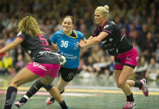 Buxtehuder SV vs TuS Metzingen, Handball, DHB-Pokal, 04.11.17 Lisa Prior (Nr. 36, Buxtehuder SV) gegen Shenia Minevskaja (Nr. 13, TuS Metzingen); Buxtehuder SV vs TuS Metzingen