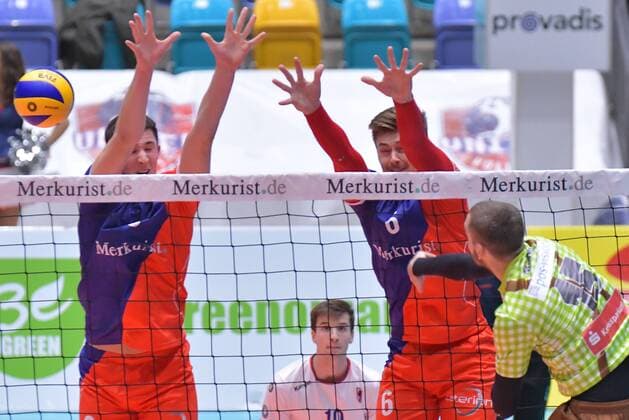 04.11.2017, xtkx, Volleyball Herren, United Volleys Frankfurt - TSV Herrsching, emspor, v.l. Georg Escher (United Volleys) , Adrian Aciobantei (United Volleys), Christoph Marks (Herrsching) , Frankfurt