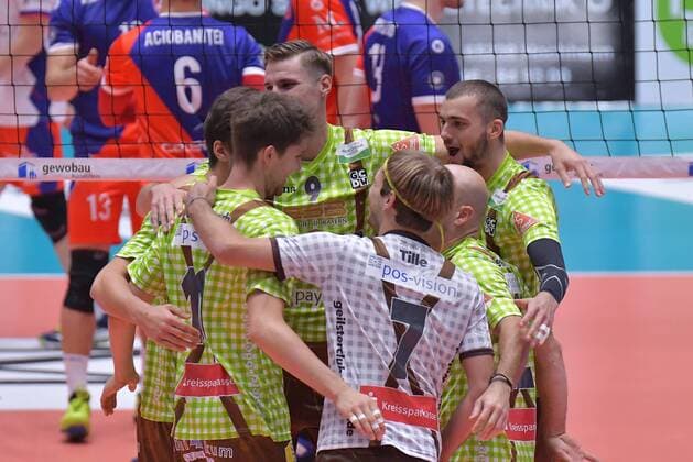 04.11.2017, xtkx, Volleyball Herren, United Volleys Frankfurt - TSV Herrsching, emspor, v.l. Ferdinand Tolle (Herrsching) , Christoph Marks (Herrsching) , Frankfurt