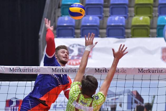 04.11.2017, xtkx, Volleyball Herren, United Volleys Frankfurt - TSV Herrsching, emspor, v.l. Adrian aciobantei (United Volleys), Tim Peter (Herrsching) , Frankfurt