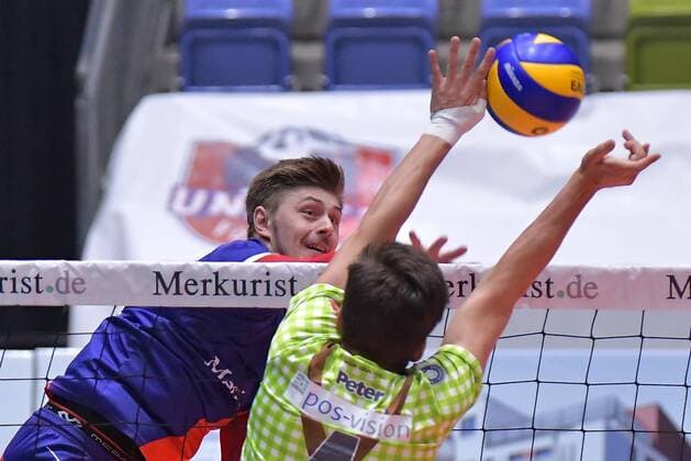 04.11.2017, xtkx, Volleyball Herren, United Volleys Frankfurt - TSV Herrsching, emspor, v.l. Adrian aciobantei (United Volleys), Tim Peter (Herrsching) , Frankfurt