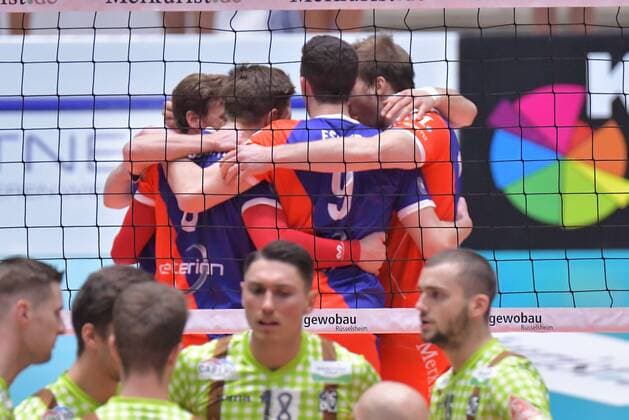 04.11.2017, xtkx, Volleyball Herren, United Volleys Frankfurt - TSV Herrsching, emspor, v.l. Adrian aciobantei (United Volleys), Georg Escher (United Volleys) , Frankfurt