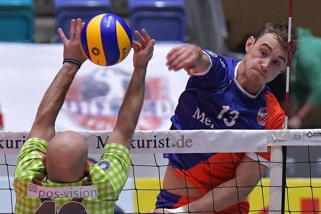 04.11.2017, xtkx, Volleyball Herren, United Volleys Frankfurt - TSV Herrsching, emspor, v.l. Michael Sladecek (Hersching) , Moritz Karlitzek (United Volleys) , Frankfurt