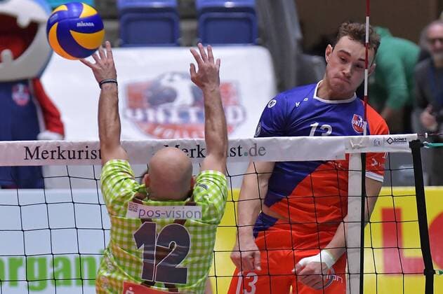 04.11.2017, xtkx, Volleyball Herren, United Volleys Frankfurt - TSV Herrsching, emspor, v.l. Michael Sladecek (Hersching) , Moritz Karlitzek (United Volleys) , Frankfurt