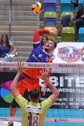 04.11.2017, xtkx, Volleyball Herren, United Volleys Frankfurt - TSV Herrsching, emspor, v.l. Adrian aciobantei (United Volleys), Andre Brown (Herrsching) , Frankfurt