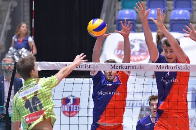 04.11.2017, xtkx, Volleyball Herren, United Volleys Frankfurt - TSV Herrsching, emspor, v.l. Tom Strohbach (Herrsching) , Patrick Steuerwald (United Volleys) , Tobias Krick (United Volleys) , Frankfurt