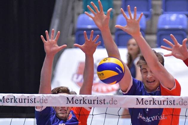 04.11.2017, xtkx, Volleyball Herren, United Volleys Frankfurt - TSV Herrsching, emspor, v.l. Patrick Steuerwald (United Volleys) , Tobias Krick (United Volleys) , Frankfurt